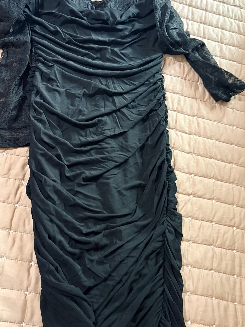 Source Unknown Black Ruched Long-Sleeve Lace-Trim Dress